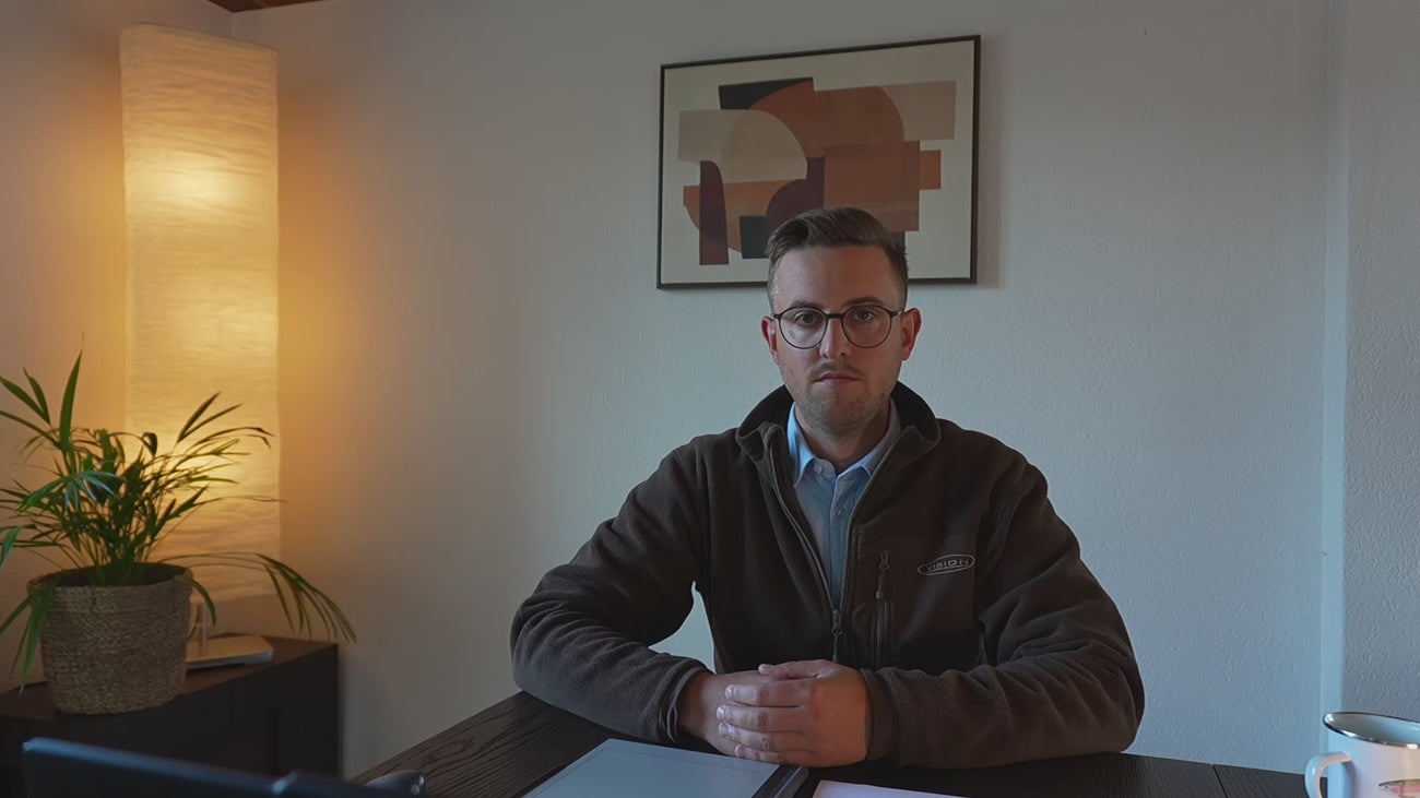 Video: Nicola Schwendimann spricht über die Verantwortung von Geschäftsführern im Tagesgeschäft, betont die Bedeutung strategischer Entscheidungen für KMUs und Solo-Selbstständige und lädt dazu ein, Ziele und Herausforderungen offen zu teilen, um eine persönliche Ersteinschätzung zur digitalen Strategie zu erhalten.