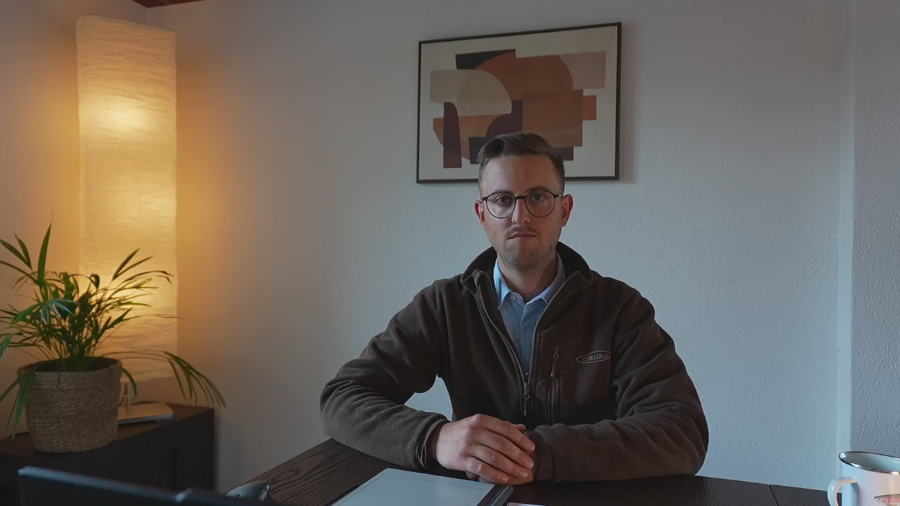 Video: Nicola Schwendimann erklärt die typischen IT-Herausforderungen von KMUs und Solo-Selbstständigen, betont die Vorteile moderner Cloud-Lösungen wie Microsoft 365 mit nutzungsbasierter Abrechnung und lädt dazu ein, das Analyseformular auszufüllen, um eine persönliche Einschätzung und Service-Dokumentation zu erhalten.